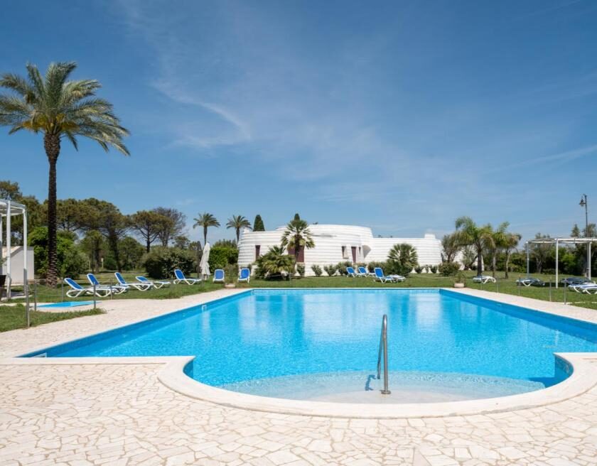 Hotiday Gallipoli Masseria - piscina e giardino nella campagna di Gallipoli